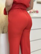 Kétrészes, elegáns szett. Nem rugalmas anyagú, átlapolt, gomos blúz, magas, gumis derekú, egyenes szárú, zsebes nadrággal. (S-L méretre ajánljuk.)