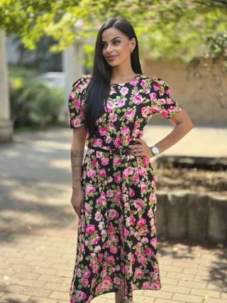   Zsebes, puffos ujjú, hátán cipzáras, nem rugalmas anyagú ruha övvel. (S-L méretre ajánljuk).