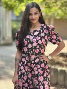 Zsebes, puffos ujjú, hátán cipzáras, nem rugalmas anyagú ruha övvel. (S-L méretre ajánljuk).