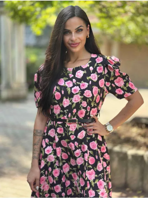 Zsebes, puffos ujjú, hátán cipzáras, nem rugalmas anyagú ruha övvel. (S-L méretre ajánljuk).