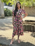 Zsebes, puffos ujjú, hátán cipzáras, nem rugalmas anyagú ruha övvel. (S-L méretre ajánljuk).