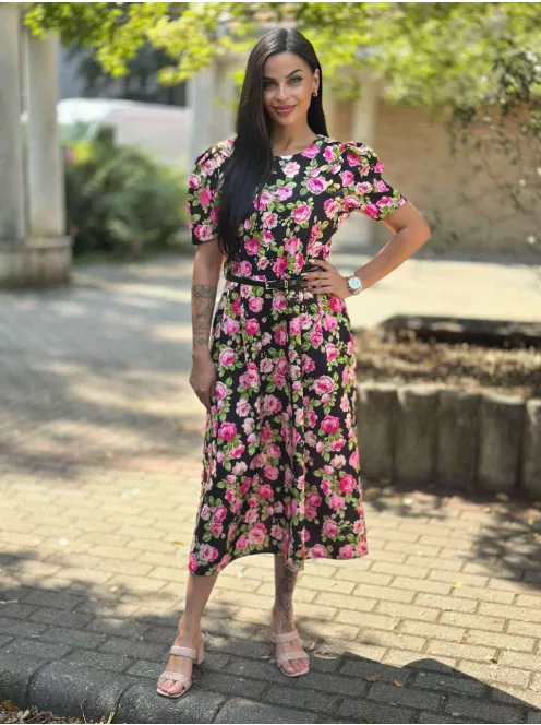 Zsebes, puffos ujjú, hátán cipzáras, nem rugalmas anyagú ruha övvel. (S-L méretre ajánljuk).