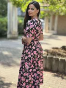 Zsebes, puffos ujjú, hátán cipzáras, nem rugalmas anyagú ruha övvel. (S-L méretre ajánljuk).