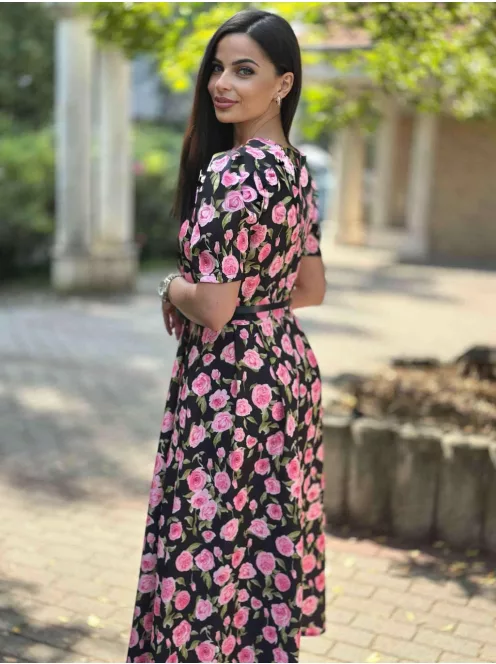 Zsebes, puffos ujjú, hátán cipzáras, nem rugalmas anyagú ruha övvel. (S-L méretre ajánljuk).