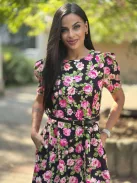 Zsebes, puffos ujjú, hátán cipzáras, nem rugalmas anyagú ruha övvel. (S-L méretre ajánljuk).