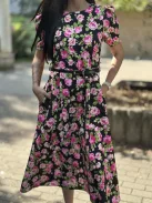 Zsebes, puffos ujjú, hátán cipzáras, nem rugalmas anyagú ruha övvel. (S-L méretre ajánljuk).