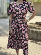 Zsebes, puffos ujjú, hátán cipzáras, nem rugalmas anyagú ruha övvel. (S-L méretre ajánljuk).