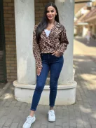 Puha, enyhén rugalmas anyagú, rövid derekú, gombos őszi kabát. (S-XL méretre ajánljuk.)