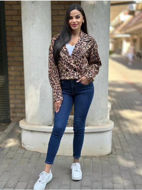 Puha, enyhén rugalmas anyagú, rövid derekú, gombos őszi kabát. (S-XL méretre ajánljuk.)