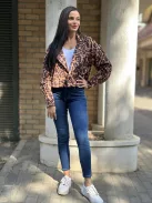 Puha, enyhén rugalmas anyagú, rövid derekú, gombos őszi kabát. (S-XL méretre ajánljuk.)