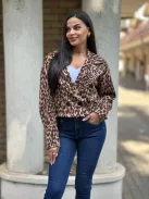 Puha, enyhén rugalmas anyagú, rövid derekú, gombos őszi kabát. (S-XL méretre ajánljuk.)