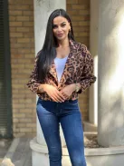 Puha, enyhén rugalmas anyagú, rövid derekú, gombos őszi kabát. (S-XL méretre ajánljuk.)