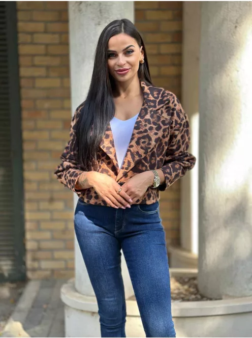 Puha, enyhén rugalmas anyagú, rövid derekú, gombos őszi kabát. (S-XL méretre ajánljuk.)