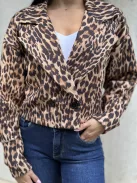 Puha, enyhén rugalmas anyagú, rövid derekú, gombos őszi kabát. (S-XL méretre ajánljuk.)