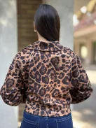 Puha, enyhén rugalmas anyagú, rövid derekú, gombos őszi kabát. (S-XL méretre ajánljuk.)