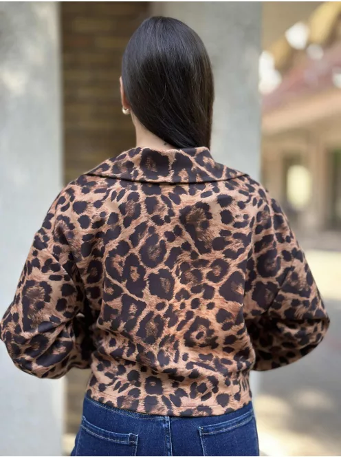 Puha, enyhén rugalmas anyagú, rövid derekú, gombos őszi kabát. (S-XL méretre ajánljuk.)