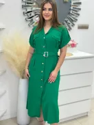 Lenge fazonú, gombos, díszzsebes, nem rugalmas anyagú, csinos ruha övvel. (S-L méretre ajánljuk.)