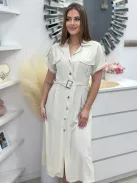 Lenge fazonú, gombos, díszzsebes, nem rugalmas anyagú, csinos ruha övvel. (S-L méretre ajánljuk.)