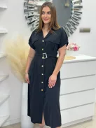 Lenge fazonú, gombos, díszzsebes, nem rugalmas anyagú, csinos ruha övvel. (S-L méretre ajánljuk.)