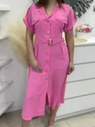 Lenge fazonú, gombos, díszzsebes, nem rugalmas anyagú, csinos ruha övvel. (S-L méretre ajánljuk.)