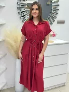 Lenge fazonú, derékban összehúzható, megkötős, zsebes, gombos, nem rugalmas anyagú ruha. (S-L méretre ajánljuk.)