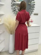 Lenge fazonú, derékban összehúzható, megkötős, zsebes, gombos, nem rugalmas anyagú ruha. (S-L méretre ajánljuk.)