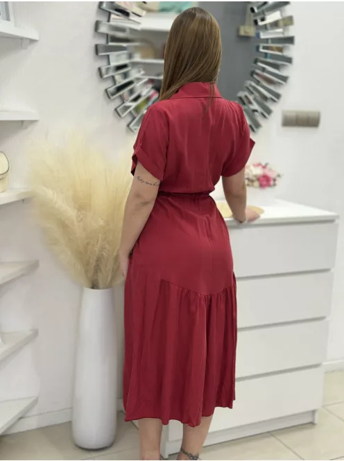 Lenge fazonú, derékban összehúzható, megkötős, zsebes, gombos, nem rugalmas anyagú ruha. (S-L méretre ajánljuk.)