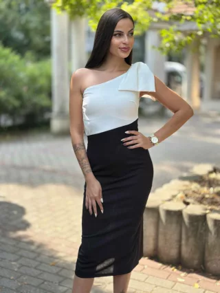   Enyhén rugalmas anyagú, hátán cipzáras, félvállas, felsliccelt, testhezálló, masnival díszített csinos ruha. (XS-M méretre ajánljuk.)