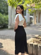 Enyhén rugalmas anyagú, hátán cipzáras, félvállas, felsliccelt, testhezálló, masnival díszített csinos ruha. (XS-M méretre ajánljuk.)