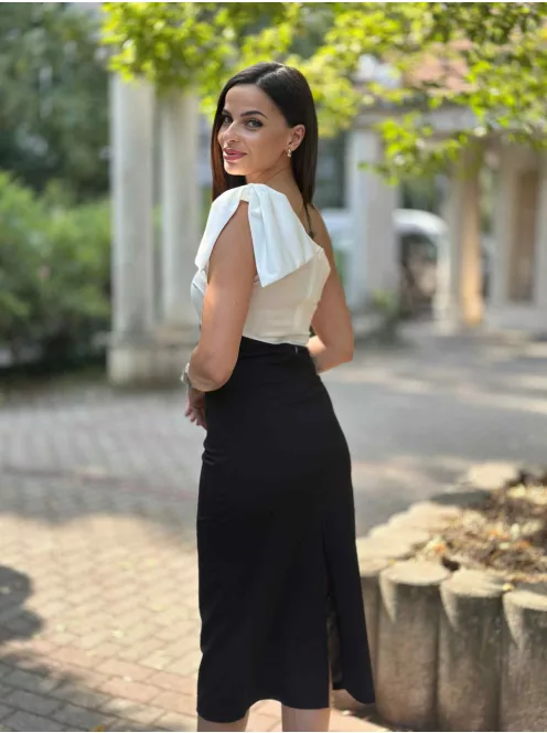 Enyhén rugalmas anyagú, hátán cipzáras, félvállas, felsliccelt, testhezálló, masnival díszített csinos ruha. (XS-M méretre ajánljuk.)