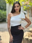 Enyhén rugalmas anyagú, hátán cipzáras, félvállas, felsliccelt, testhezálló, masnival díszített csinos ruha. (XS-M méretre ajánljuk.)