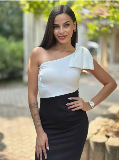 Enyhén rugalmas anyagú, hátán cipzáras, félvállas, felsliccelt, testhezálló, masnival díszített csinos ruha. (XS-M méretre ajánljuk.)