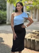 Enyhén rugalmas anyagú, hátán cipzáras, félvállas, felsliccelt, testhezálló, masnival díszített csinos ruha. (XS-M méretre ajánljuk.)