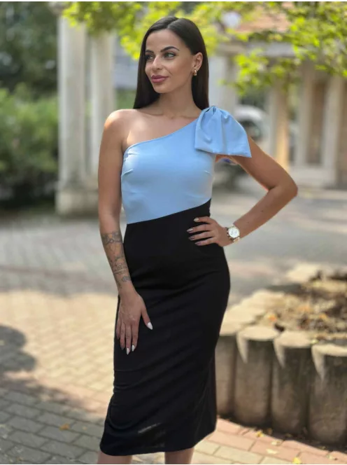 Enyhén rugalmas anyagú, hátán cipzáras, félvállas, felsliccelt, testhezálló, masnival díszített csinos ruha. (XS-M méretre ajánljuk.)