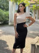 Enyhén rugalmas anyagú, hátán cipzáras, félvállas, felsliccelt, testhezálló, masnival díszített csinos ruha. (XS-M méretre ajánljuk.)