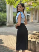 Enyhén rugalmas anyagú, hátán cipzáras, félvállas, felsliccelt, testhezálló, masnival díszített csinos ruha. (XS-M méretre ajánljuk.)