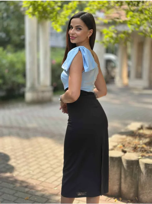 Enyhén rugalmas anyagú, hátán cipzáras, félvállas, felsliccelt, testhezálló, masnival díszített csinos ruha. (XS-M méretre ajánljuk.)