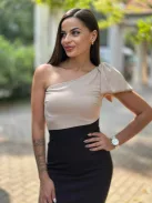 Enyhén rugalmas anyagú, hátán cipzáras, félvállas, felsliccelt, testhezálló, masnival díszített csinos ruha. (XS-M méretre ajánljuk.)