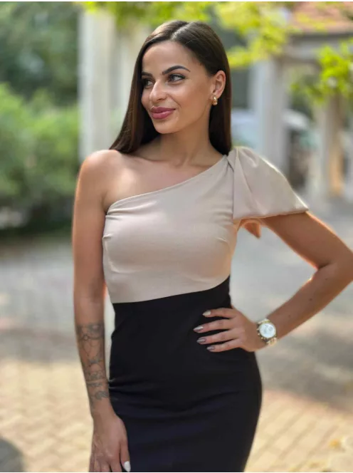 Enyhén rugalmas anyagú, hátán cipzáras, félvállas, felsliccelt, testhezálló, masnival díszített csinos ruha. (XS-M méretre ajánljuk.)