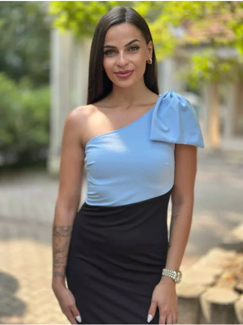 Enyhén rugalmas anyagú, hátán cipzáras, félvállas, felsliccelt, testhezálló, masnival díszített csinos ruha. (XS-M méretre ajánljuk.)