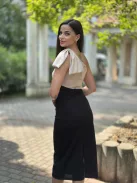 Enyhén rugalmas anyagú, hátán cipzáras, félvállas, felsliccelt, testhezálló, masnival díszített csinos ruha. (XS-M méretre ajánljuk.)