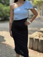 Enyhén rugalmas anyagú, hátán cipzáras, félvállas, felsliccelt, testhezálló, masnival díszített csinos ruha. (XS-M méretre ajánljuk.)