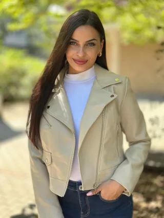   Csinos, bélelt, zsebes, nem rugalmas anyagú, műbőr kabát. A Modell S méretet visel. (S-XL méretekben.)