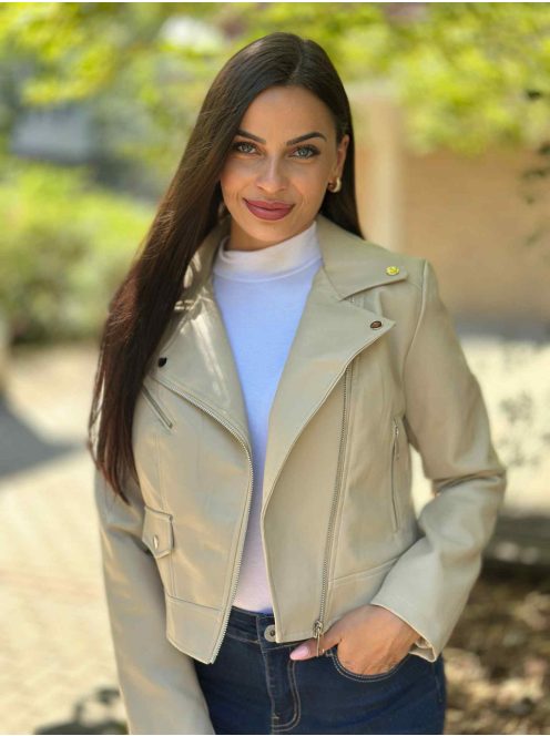 Csinos, bélelt, zsebes, nem rugalmas anyagú, műbőr kabát. A Modell S méretet visel. (S-XL méretekben.)