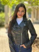 Csinos, bélelt, zsebes, nem rugalmas anyagú, műbőr kabát. A Modell S méretet visel. (S-XL méretekben.)