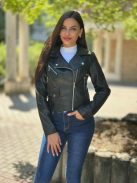 Csinos, bélelt, zsebes, nem rugalmas anyagú, műbőr kabát. A Modell S méretet visel. (S-XL méretekben.)