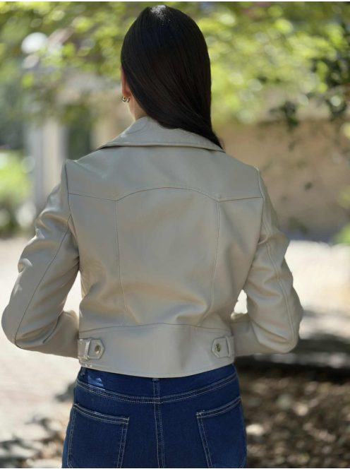 Csinos, bélelt, zsebes, nem rugalmas anyagú, műbőr kabát. A Modell S méretet visel. (S-XL méretekben.)