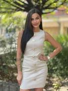 Csinos rugalmas anyagú ruha, testhezálló, hátán cipzáras, díszgombos.