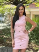 Csinos rugalmas anyagú ruha, testhezálló, hátán cipzáras, díszgombos.