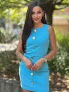 Csinos rugalmas anyagú ruha, testhezálló, hátán cipzáras, díszgombos.